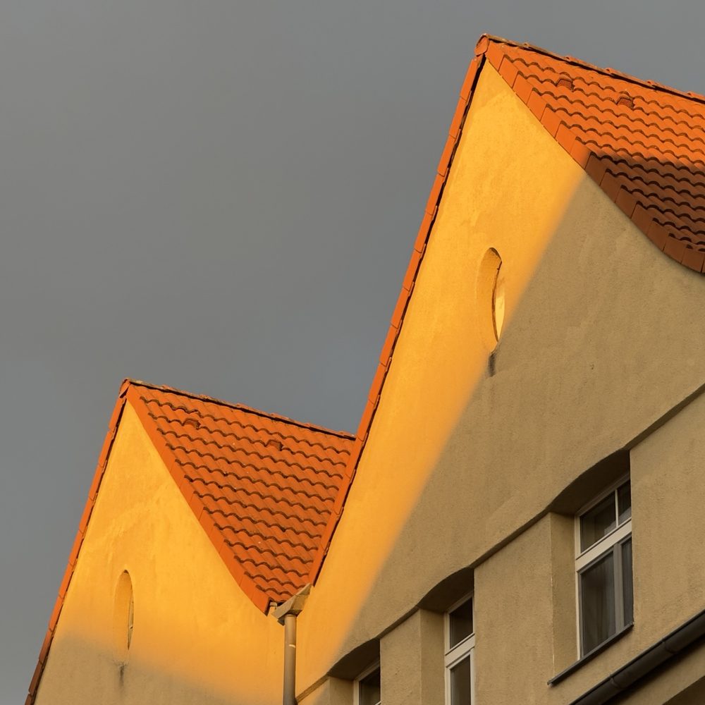 Leipziger Altbau mit zwei Giebeln im Abendlicht
